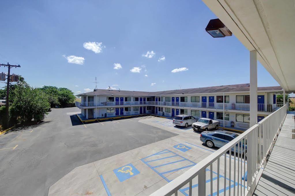 Red Roof Inn San Antonio E - Frost Bank Center Экстерьер фото